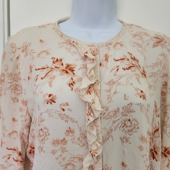 Hinge Cream Red Floral Ruffled Cutout Back Button Down Blouse Size Medium - Picture 2 of 9